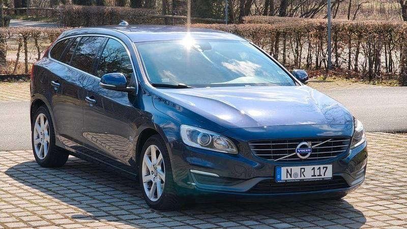 Gebraucht Volvo V60 181 PS (133 kW) 2014 Blau Kombi