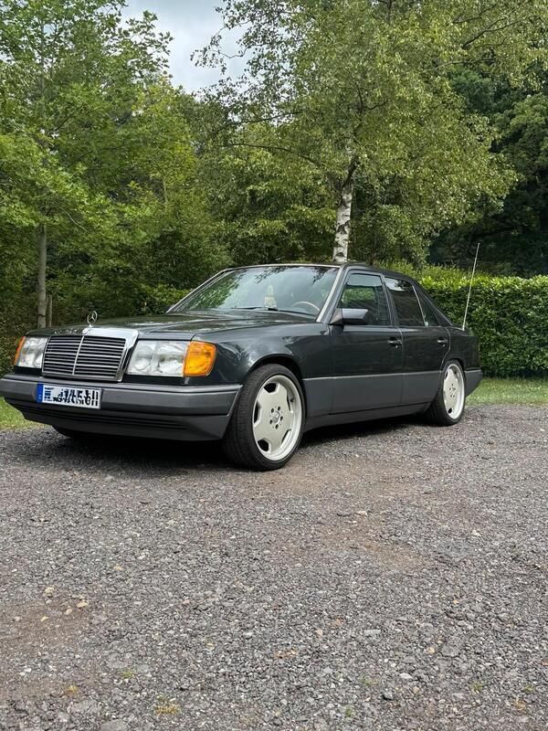Grau Gebraucht 1990 Mercedes E300 Limousine | 10.850 € - Bild 1/4