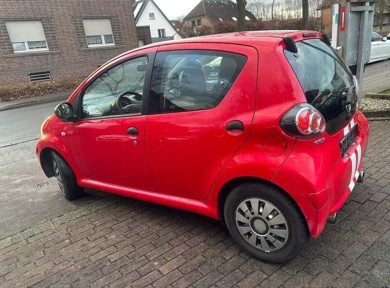 Rot Gebraucht 2010 Toyota Aygo Club Kleinwagen | 2.595 € (Fairer Preis) - Bild 1/4