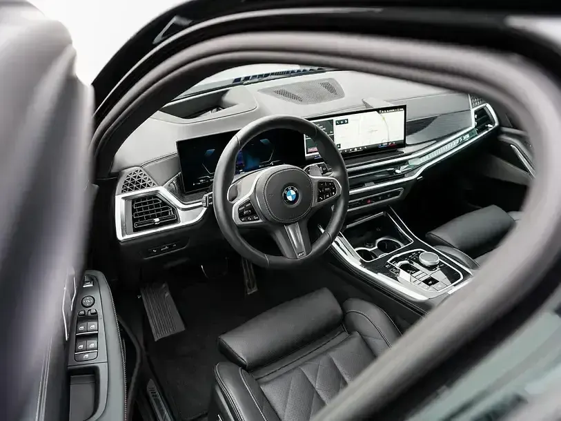 Gebraucht BMW X5 M Sport 298 PS (219 kW) 2025 Saphirschwarzmetallic SUV