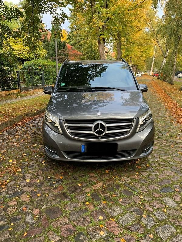 Grau Gebraucht 2014 Mercedes V250 Edition 1 Van / Kleinbus | 29.999 € (Fairer Preis) - Bild 1/4