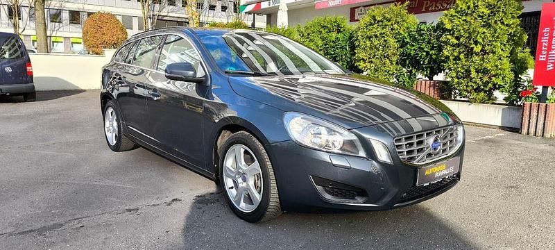 Grau Gebraucht 2012 Volvo V60 Momentum Kombi | 10.990 € (Fairer Preis) - Bild 1/4