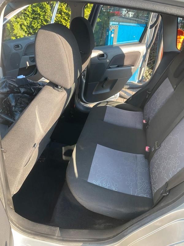 Gebraucht Ford Fiesta 80 PS (58 kW) 2007 Silber Kleinwagen