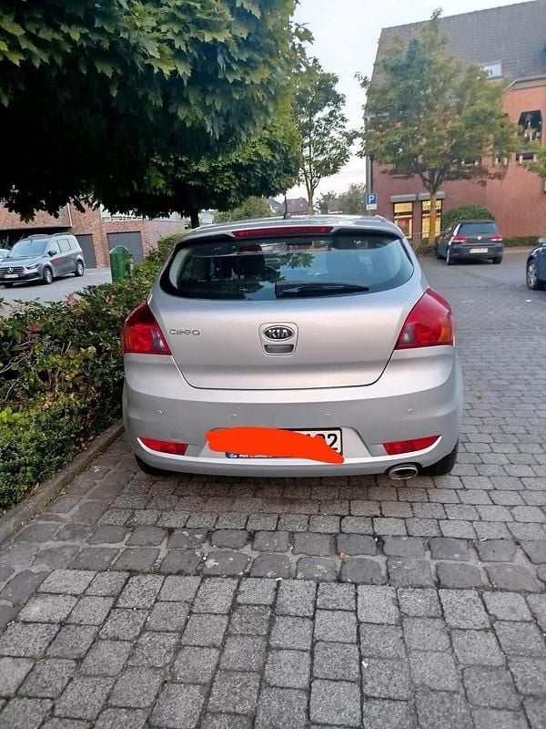 Silber Gebraucht 2009 Kia Ceed Kleinwagen | 3.400 € (Fairer Preis) - Bild 1/4
