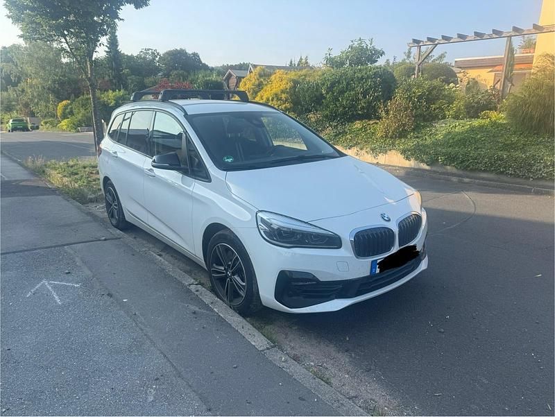 Weiß Gebraucht 2019 BMW 220 Gran Tourer Sport Line Van / Kleinbus | 29.999 € - Bild 1/3