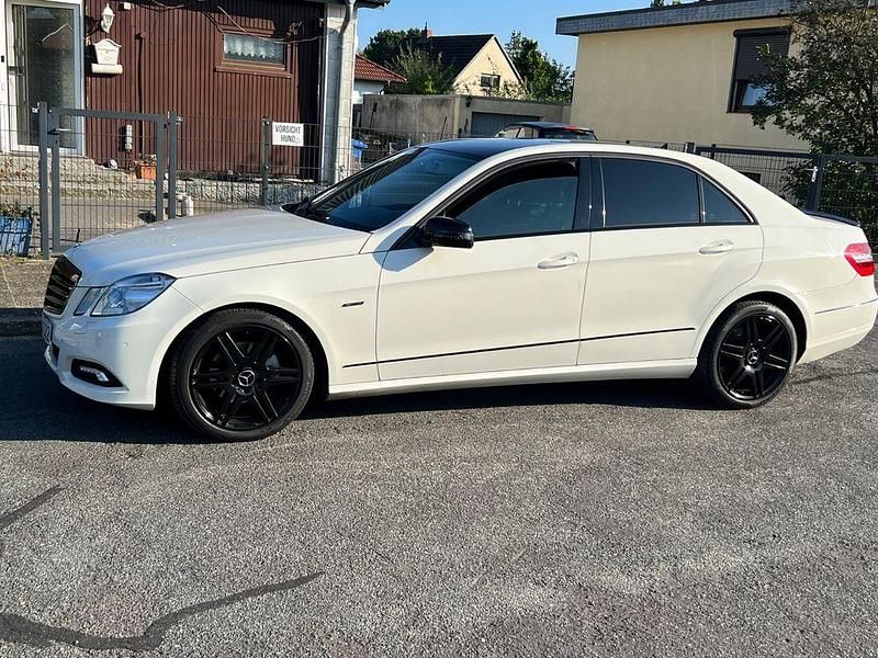Weiß Gebraucht 2010 Mercedes E200 Avantgarde Limousine | 5.800 € - Bild 1/4