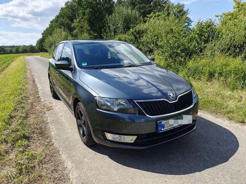 Grau Gebraucht 2015 Skoda Rapid Ambition Kombi | 9.500 € (Fairer Preis) - Bild 1/4