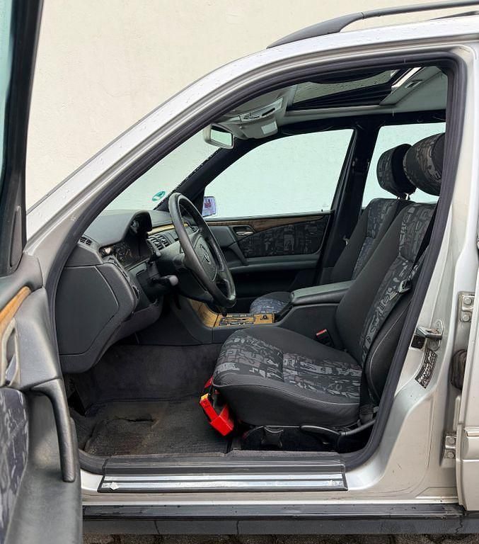 Gebraucht Mercedes E240 Avantgarde 170 PS (125 kW) 1999 Silber Limousine