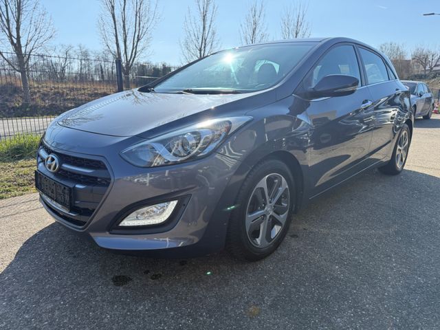 Grau Gebraucht 2016 Hyundai i30 YES! Limousine | 8.390 € (Fairer Preis) - Bild 1/4