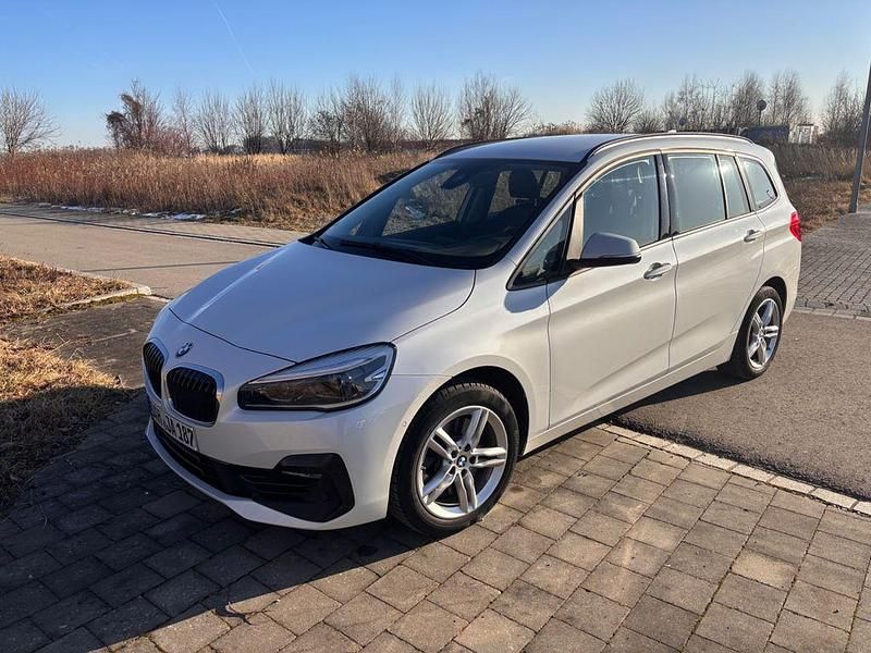 Weiß Gebraucht 2021 BMW 218 Gran Tourer Sport Line Van / Kleinbus | 19.900 € (Fairer Preis) - Bild 1/4