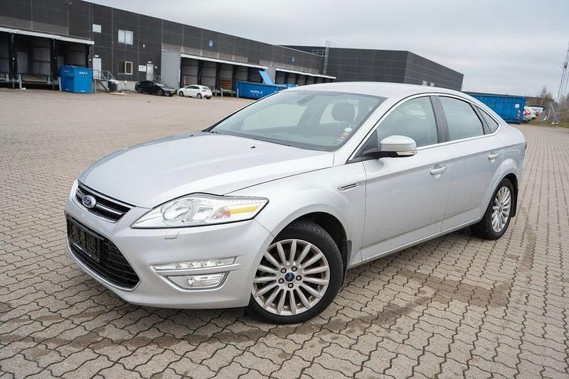 Usado Ford Mondeo Titanium 203 CV (149 kW) 2010 Plateado Berlina