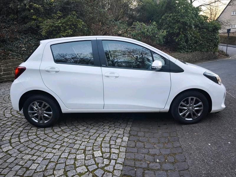 Gebraucht Toyota Yaris 99 PS (72 kW) 2016 Weiß Limousine