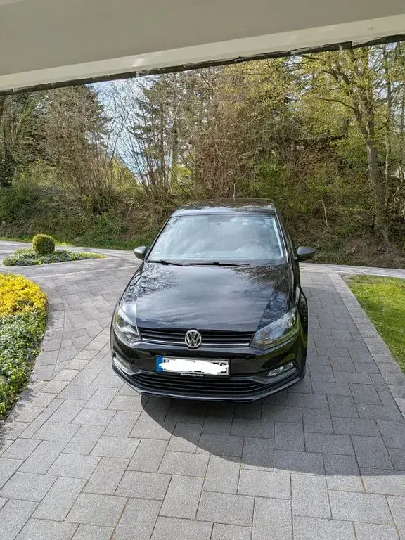 Używany VW Polo Trendline 60 KM (44 kW) 2016 Czarny Sedan/Limuzyna