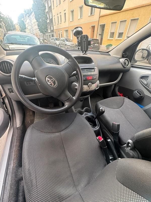 Grau Gebraucht 2006 Toyota Aygo Kleinwagen | 700 € (Superpreis) - Bild 1/4