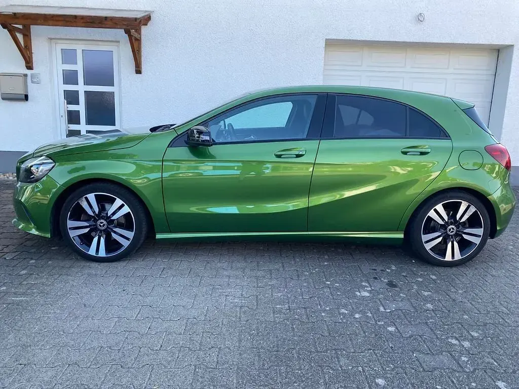 Gebraucht Mercedes A180 122 PS (89 kW) 2017 Elbaitgruen Kleinwagen