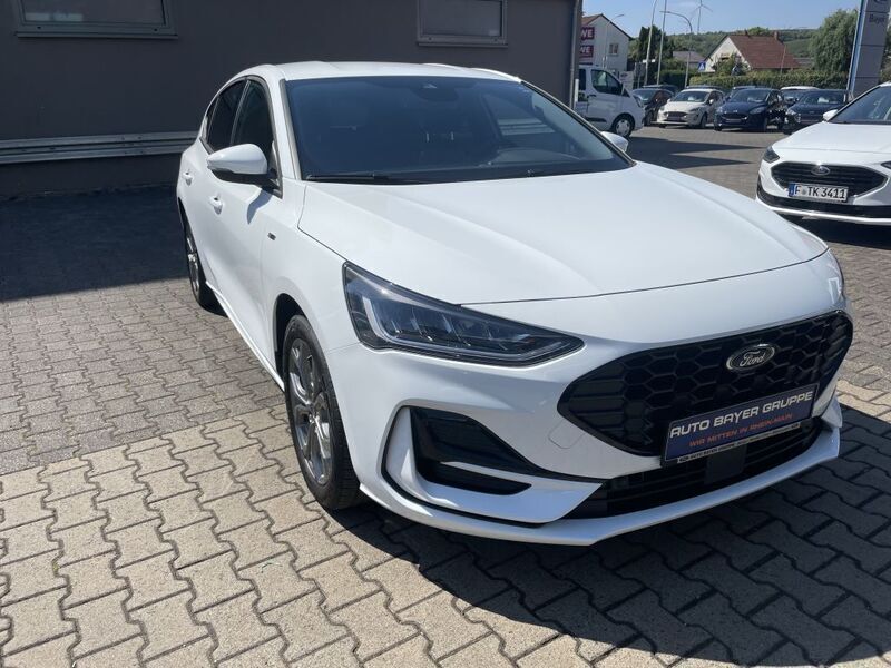 Weiß Gebraucht 2022 Ford Focus ST-Line Limousine | 21.990 € (Fairer Preis) - Bild 1/4