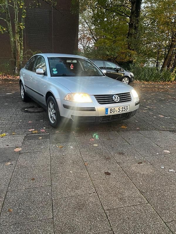 Silber Gebraucht 2001 VW Passat Limousine | 900 € (Superpreis) - Bild 1/4