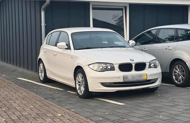 Weiß Gebraucht 2011 BMW 116 Kleinwagen | 3.950 € (Fairer Preis) - Bild 1/4