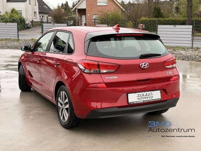 Gebraucht Hyundai i30 Select 120 PS (88 kW) 2020 Rot Limousine