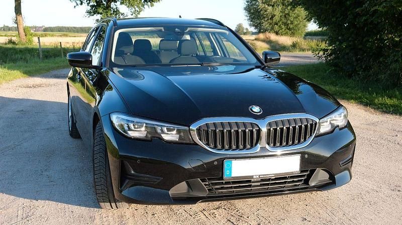 Schwarz Gebraucht 2020 BMW 320 Advantage Kombi | 19.700 € (Etwas zu teuer) - Bild 1/4