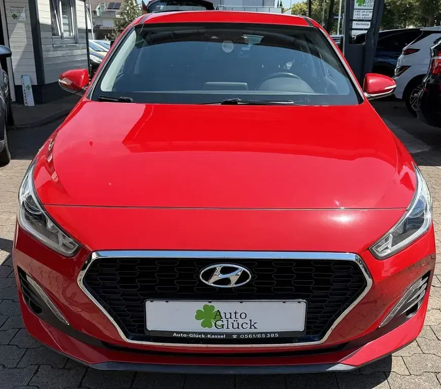 Gebraucht Hyundai i30 99 PS (72 kW) 2018 Rot Limousine