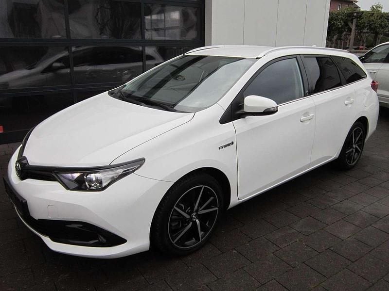 Super (pure) white ii Gebraucht 2018 Toyota Auris Touring Sports Team Kombi | 12.888 € (Superpreis) - Bild 1/4
