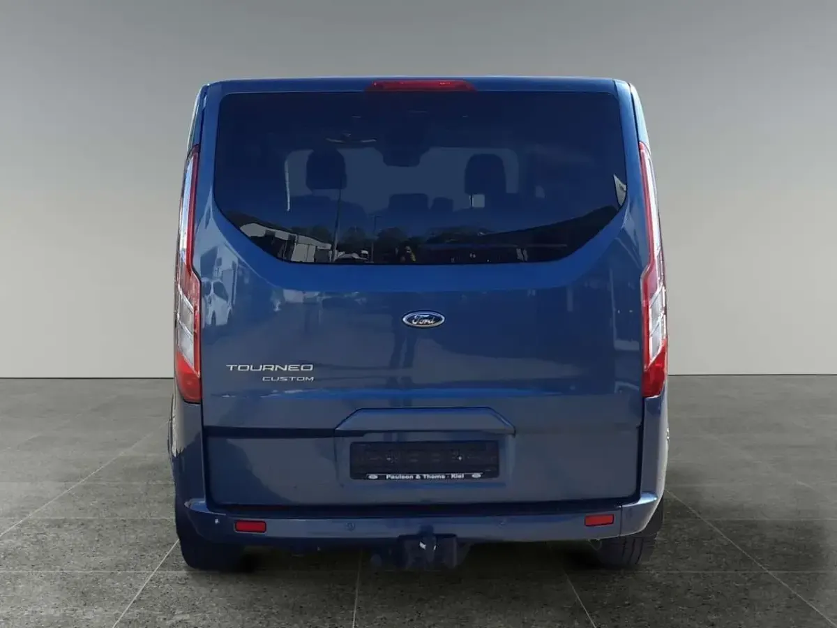 Gebraucht Ford Tourneo Custom Titanium 131 PS (96 kW) 2022 Chromablau metallic Van