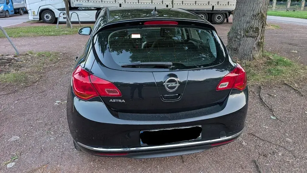 Gebraucht Opel Astra Selection 116 PS (85 kW) 2015 Schwarz Limousine