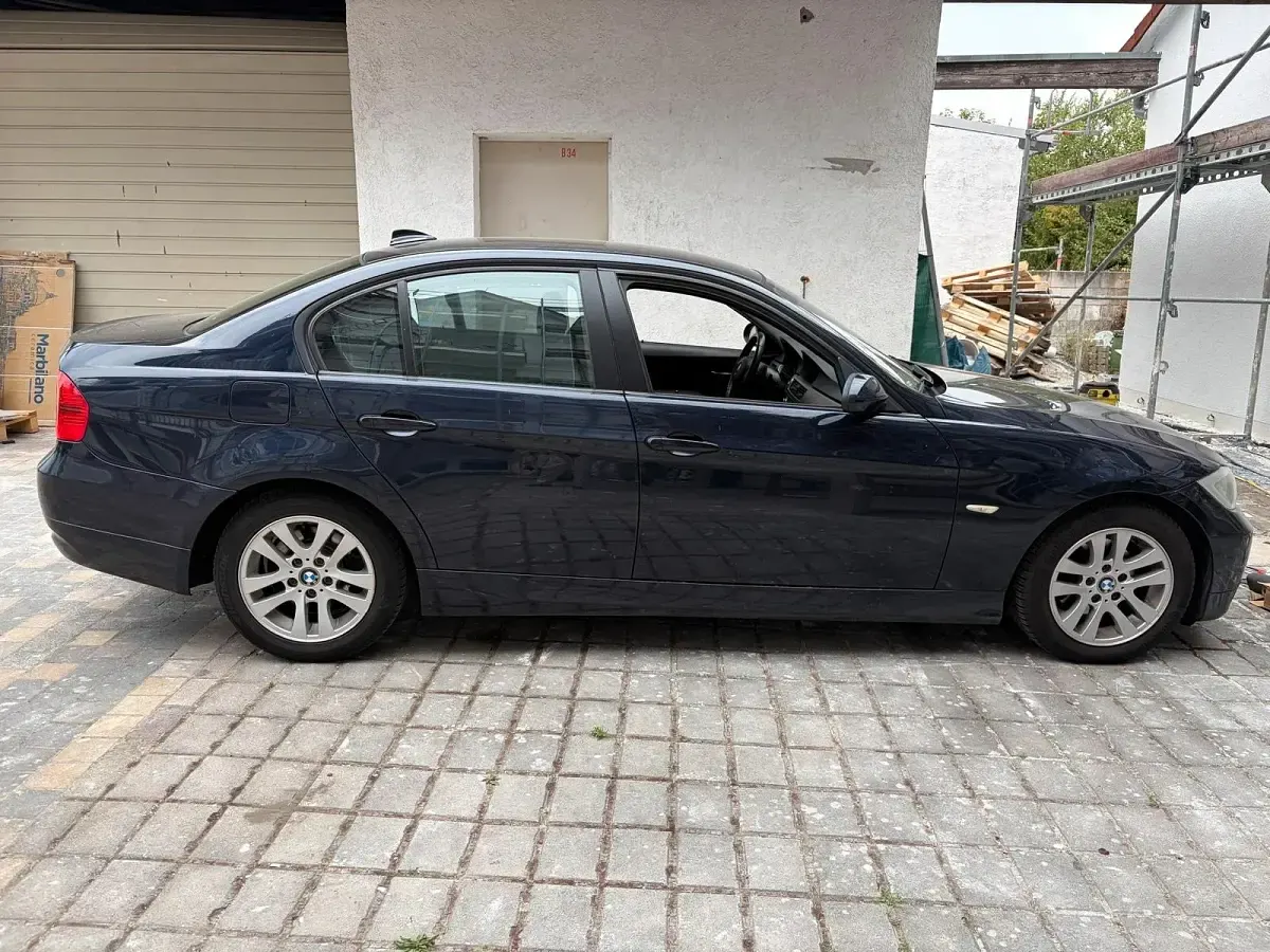Gebraucht BMW 318 140 PS (102 kW) 2008 Blau Limousine