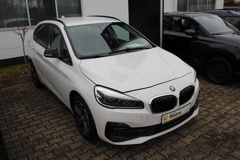 Alpinweiss iii Gebraucht 2019 BMW 218 Active Tourer Sport Line Van / Kleinbus | 15.800 € (Guter Preis) - Bild 1/4