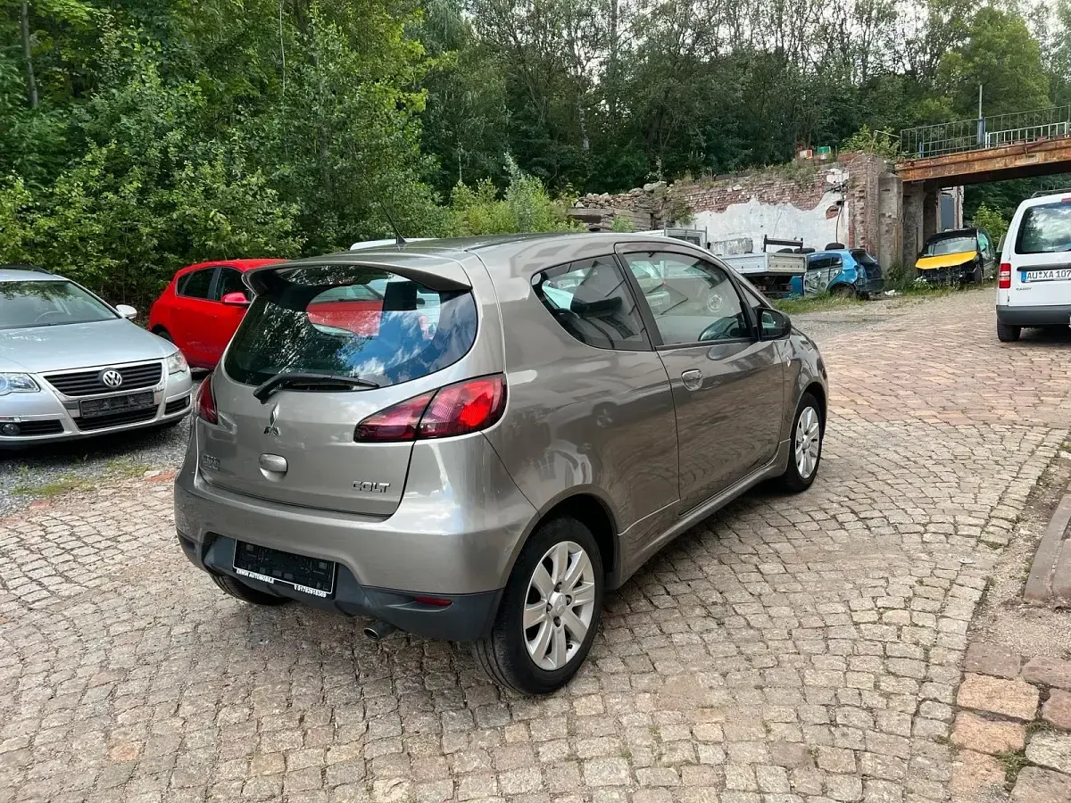 Gebraucht Mitsubishi Colt Motion 95 PS (69 kW) 2011 Grau Kleinwagen