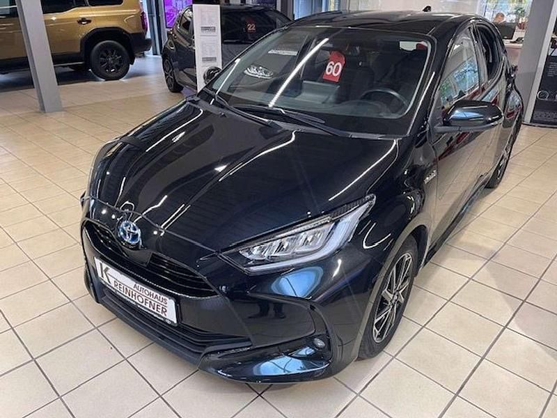 Mysticschwarz mica met. Gebraucht 2021 Toyota Yaris Hybrid Team Limousine | 17.950 € (Fairer Preis) - Bild 1/4