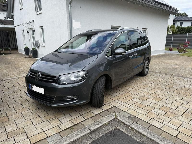 Grau Gebraucht 2015 VW Sharan Highline Van / Kleinbus | 17.448 € (Fairer Preis) - Bild 1/4