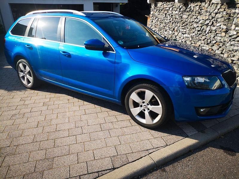 Gebraucht Skoda Octavia Ambition 140 PS (102 kW) 2014 Blau Kleinwagen