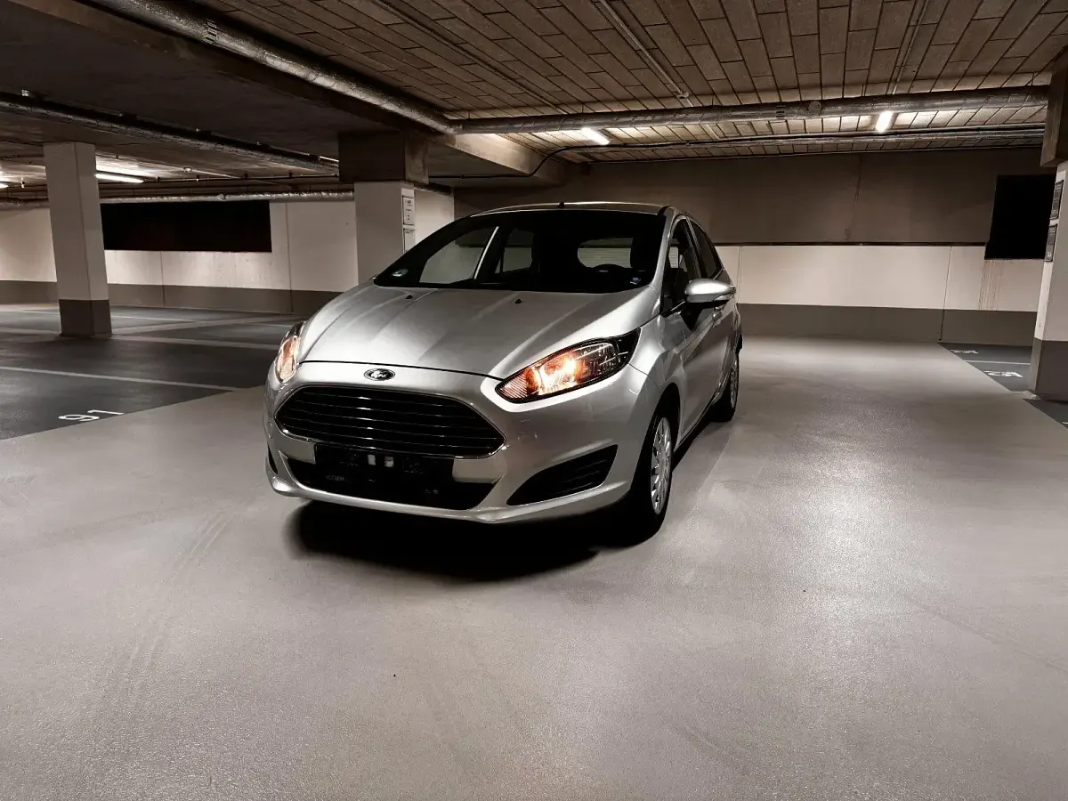 Gebraucht Ford Fiesta 95 PS (69 kW) 2013 Silber Kleinwagen