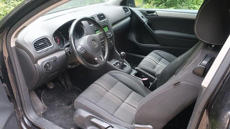 Gebraucht VW Golf VI Match 105 PS (77 kW) 2012 Schwarz Kleinwagen