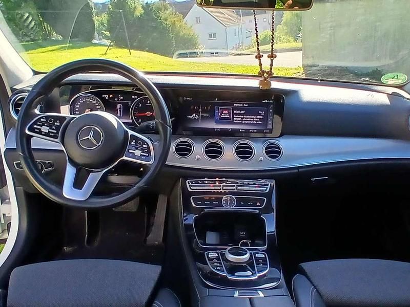 Gebraucht 2019 Mercedes E200 Avantgarde Kombi | 27.600 € (Etwas zu teuer) - Bild 1/4