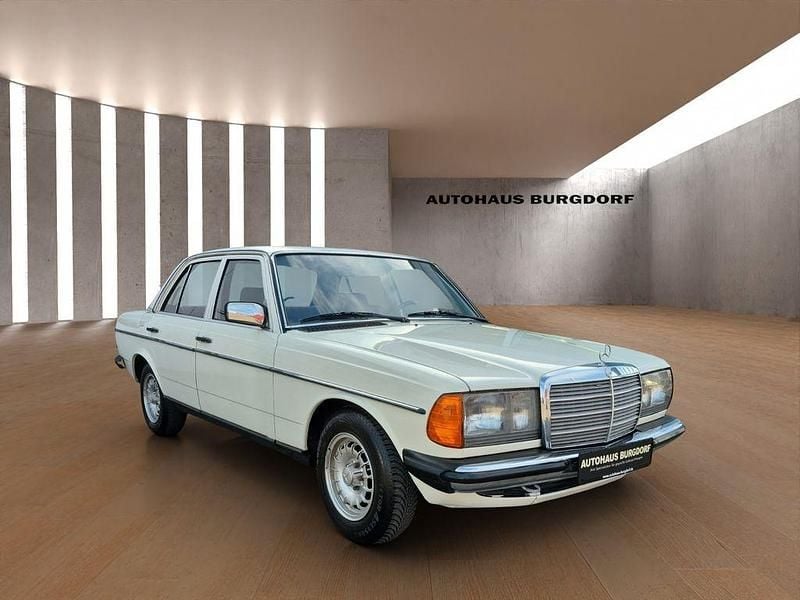 Gebraucht Mercedes 200 60 PS (44 kW) 1982 Weiß Limousine