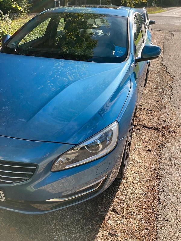 Blau Gebraucht 2015 Volvo V60 Kombi | 10.999 € (Fairer Preis) - Bild 1/1