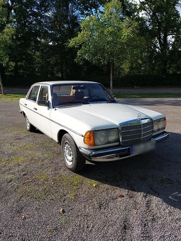 Weiß Gebraucht 1980 Mercedes 240 Limousine | 9.977 € - Bild 1/4