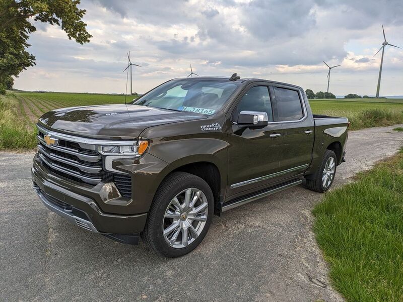 Braun Gebraucht 2024 Chevrolet Silverado SUV | 82.900 € (Etwas zu teuer) - Bild 1/4