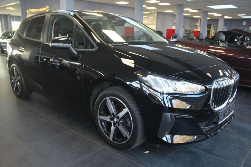 Schwarz ii Gebraucht 2022 BMW 220 Active Tourer Van / Kleinbus | 24.980 € (Guter Preis) - Bild 1/4