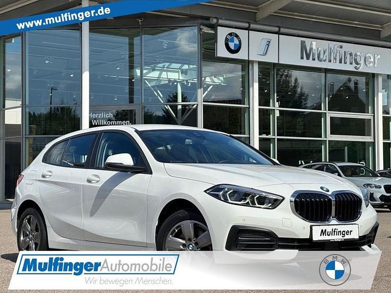 Alpinweiss Gebraucht 2021 BMW 118 Advantage Kleinwagen | 17.899 € (Fairer Preis) - Bild 1/4