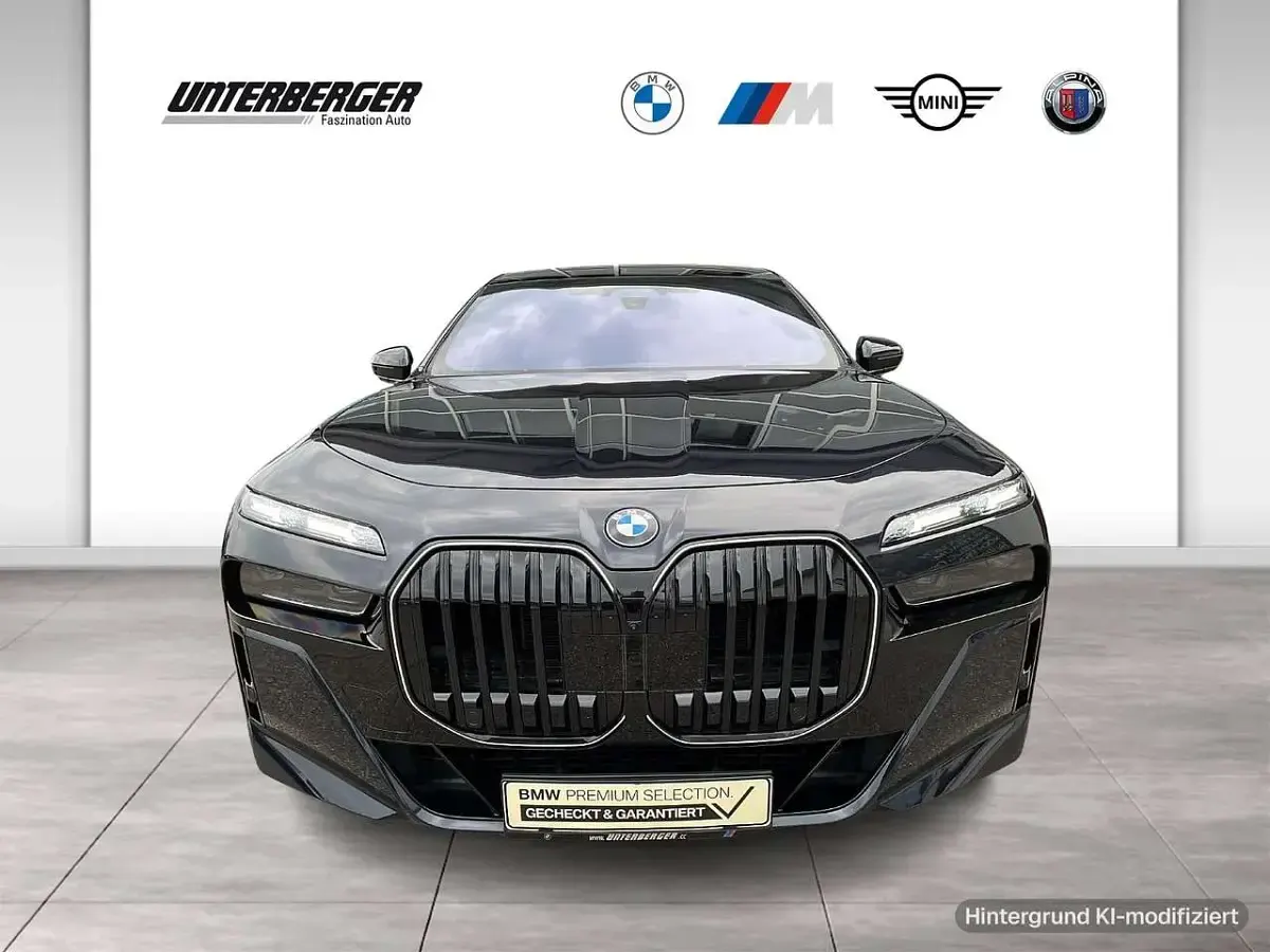 Gebraucht BMW 740 M Sport 303 PS (222 kW) 2025 M carbonschwarz Limousine