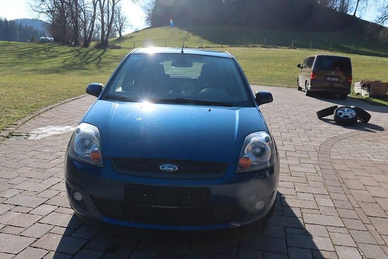 Gebraucht Ford Fiesta Ambiente 80 PS (58 kW) 2008 Blau Kleinwagen