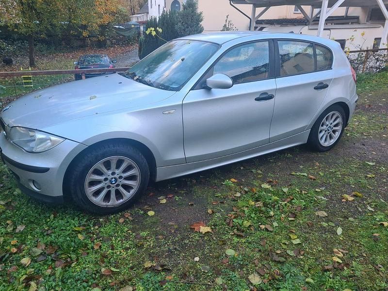 Silber Gebraucht 2004 BMW 116 Kleinwagen | 2.400 € (Guter Preis) - Bild 1/4
