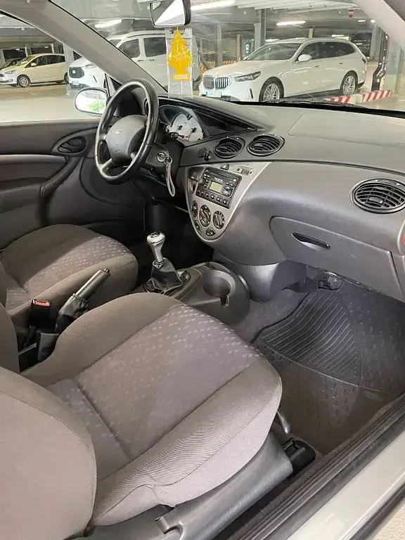 Gebraucht Ford Focus 75 PS (55 kW) 2000 Silber Limousine