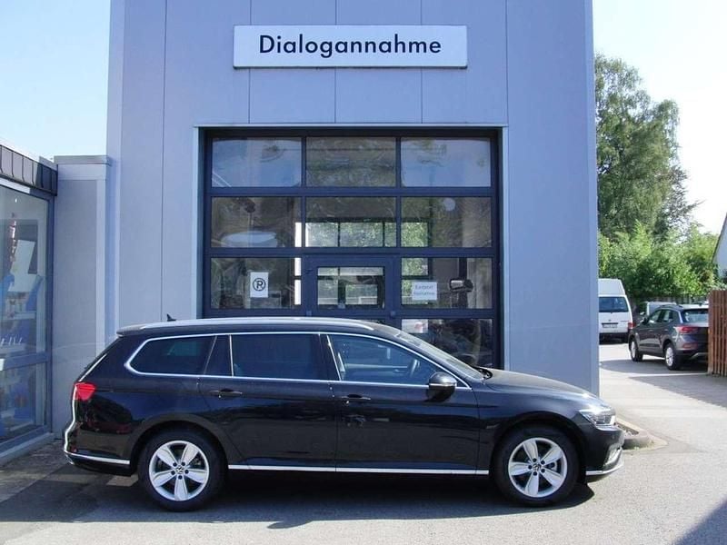 Deep black perleffekt Gebraucht 2024 VW Passat Elegance Kombi | 31.990 € (Fairer Preis) - Bild 1/4