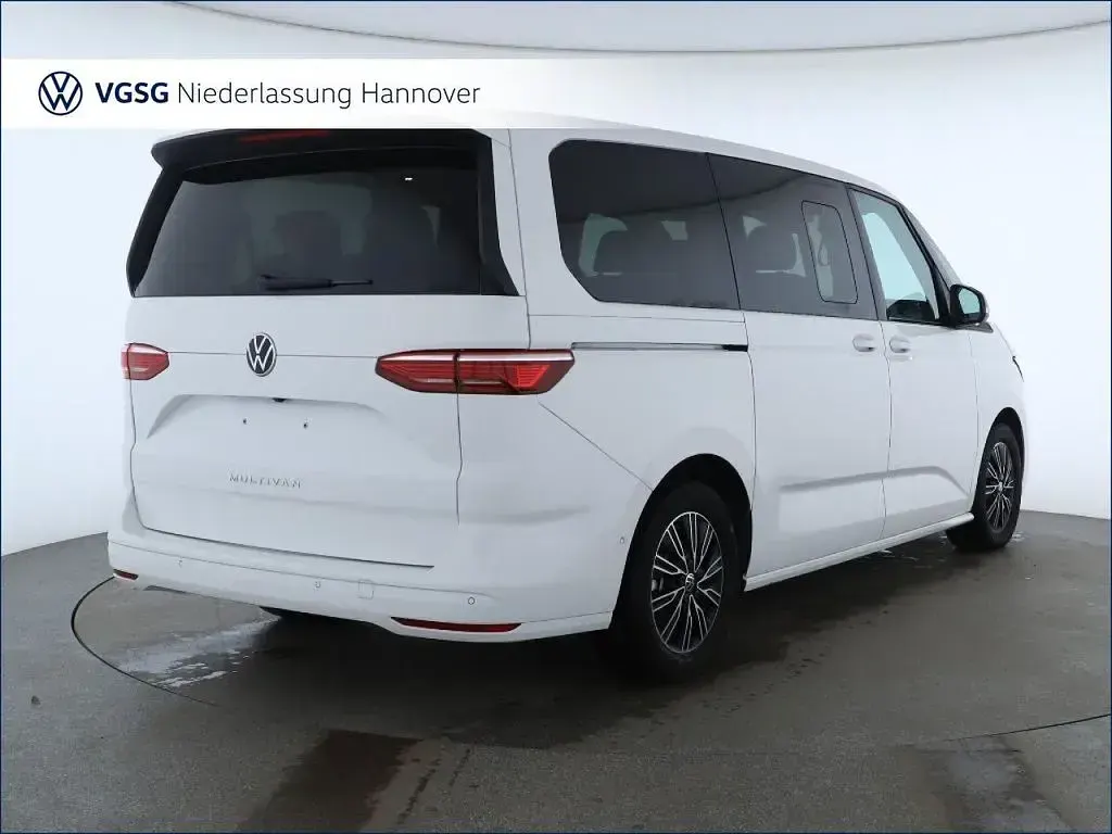 Second-hand VW Multivan 150 CP (110 kW) 2025 Alb Monovolum