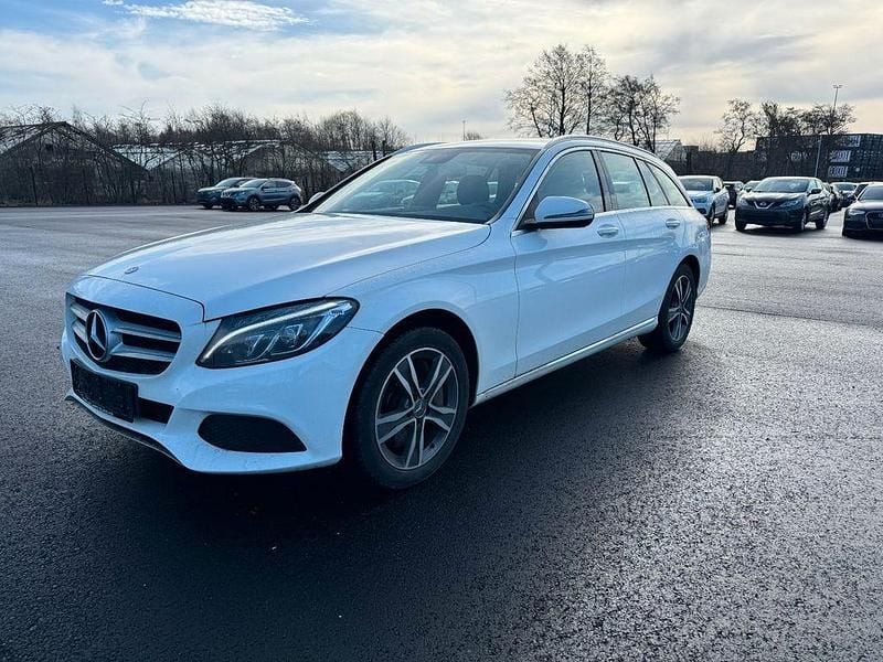 Gebraucht Mercedes C350e Elegance 211 PS (155 kW) 2015 Weiß Limousine